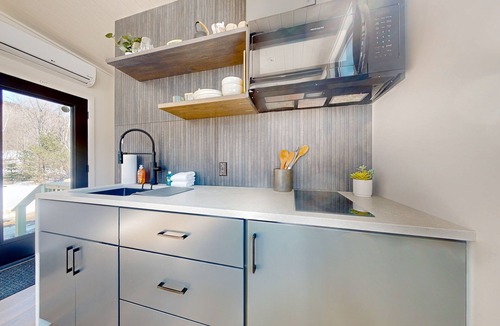 Weston House | Peaceful mountain view retreat with kitchenette & deck - near skiing