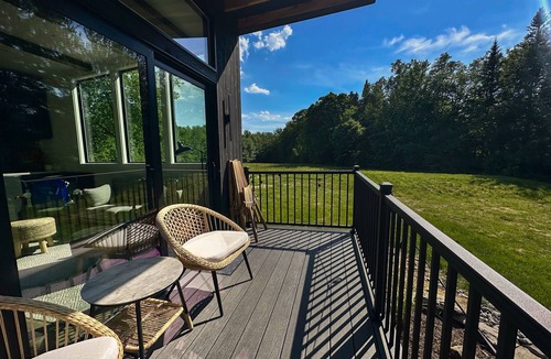 Weston House | Peaceful mountain view retreat with kitchenette & deck - near skiing