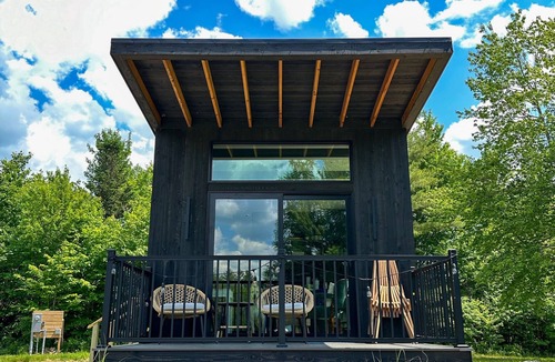 Weston House | Peaceful mountain view retreat with kitchenette & deck - near skiing
