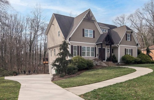 Mountainbrook House | Peaceful Mountainbrook SouthPark Haven | Creekside