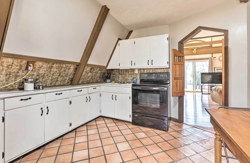 Mount Sterling Cottage | Peaceful Mt Sterling Cabin: Deck & Fire Pit!