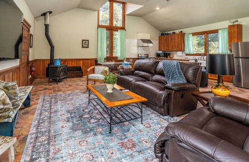 Texico Cabin | Peaceful Nature Retreat with Artistic Charm