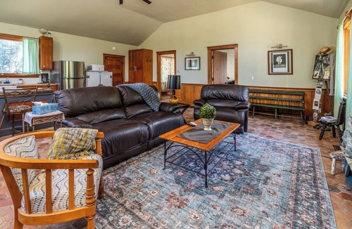 Texico Cabin | Peaceful Nature Retreat with Artistic Charm