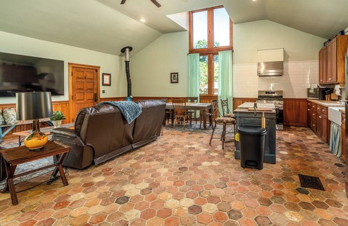 Texico Cabin | Peaceful Nature Retreat with Artistic Charm