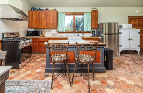 Texico Cabin | Peaceful Nature Retreat with Artistic Charm