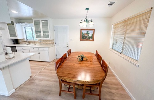 Davis House | Peaceful Near Campus Home