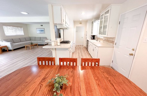 Davis House | Peaceful Near Campus Home