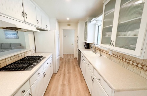 Davis House | Peaceful Near Campus Home