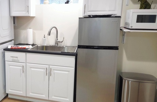 Norwood Park West Apartment | Peaceful Norwood Nest- elevated comfort! Walkable, near O'Hare