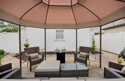 Norwood Park West Apartment | Peaceful Norwood Nest- elevated comfort! Walkable, near O'Hare