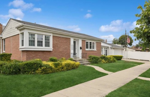 Norwood Park West Apartment | Peaceful Norwood Nest- elevated comfort! Walkable, near O'Hare