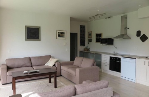 Tawharanui Cottage | Peaceful, beautiful setting for this spacious, convenient and modern Lodge