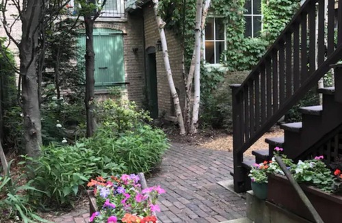 Edgewater Beach Apartment | Peaceful Oasis in Top Chicago Neighborhood. Low Traffic, Pristine Cleanliness.