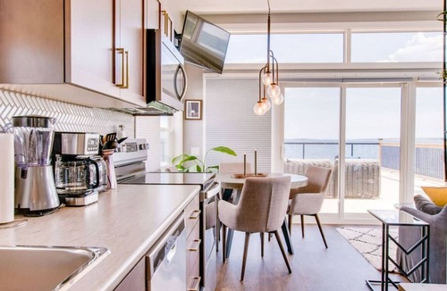 Hunts Point Cottage | Peaceful Oceanfront Cabine Hot Tub, Sauna-All Weather Domes-Private