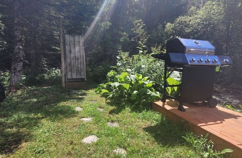 South Glengarry Cabin | Peaceful off-grid forest experience with outdoor shower and walking trail.