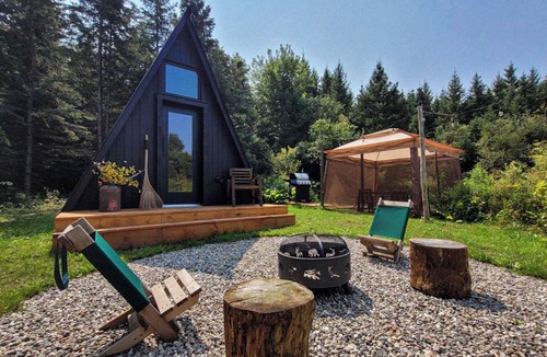 South Glengarry Cabin | Peaceful off-grid forest experience with outdoor shower and walking trail.