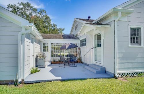 Baldwin House | Peaceful Patio & Sunroom: Baldwin Retreat
