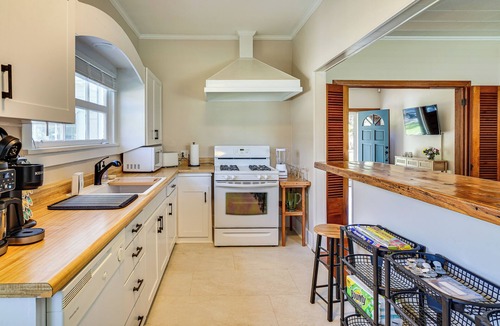 Baldwin House | Peaceful Patio & Sunroom: Baldwin Retreat
