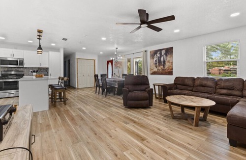 Springtree House | Peaceful Pet Friendly Home with fenced yard