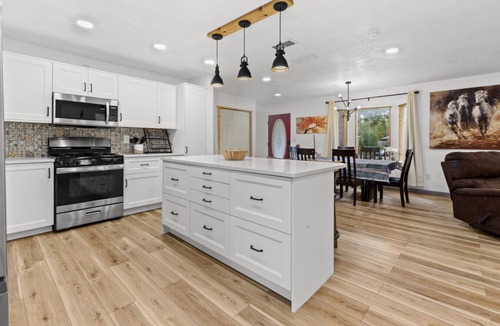 Springtree House | Peaceful Pet Friendly Home with fenced yard