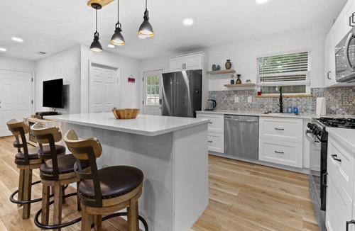 Springtree House | Peaceful Pet Friendly Home with fenced yard
