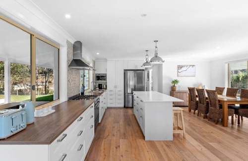 Malua Bay House | Peaceful pet friendly home on acres