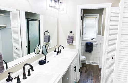 Monett House | Peaceful Place: Upscale Accomodations, Small Town Feel