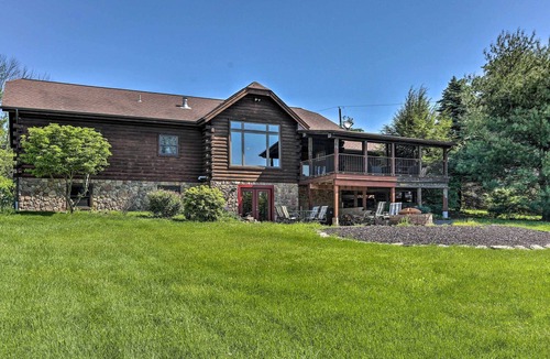 Lake Ariel Cabin | Peaceful Poconos Cabin < 1 Mi to Lake Henry!