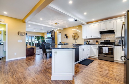 Leamington Cottage | Peaceful Point Lakehouse with Hot tub