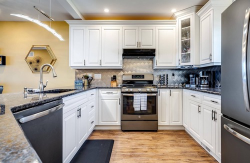 Leamington Cottage | Peaceful Point Lakehouse with Hot tub