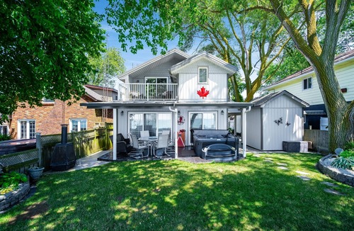 Leamington Cottage | Peaceful Point Lakehouse with Hot tub