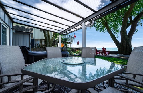 Leamington Cottage | Peaceful Point Lakehouse with Hot tub