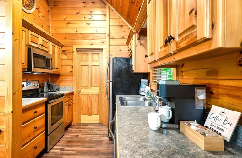 Black Bear Falls Cabin | Peaceful Pond| King Ensuite| Hot Tub| EV Charger