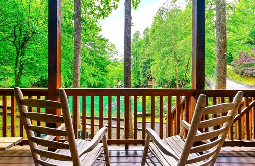 Black Bear Falls Cabin | Peaceful Pond| King Ensuite| Hot Tub| EV Charger
