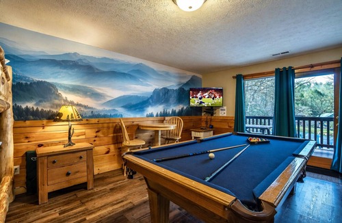 Black Bear Falls Cabin | Peaceful Pond| King Ensuite| Hot Tub| EV Charger