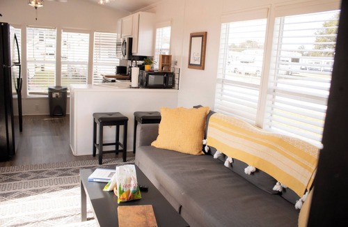 Archie House | Peaceful Pondside Stay