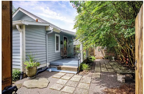 Shelby Hills Cottage | PEACEFUL PRIVATE COTTAGE-WALK TO PARK-5 MINS TO DOWN TOWN