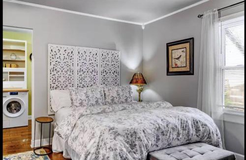 Shelby Hills House | Peaceful Private Cottage, Walk to Park & 5 Mins to Downtown