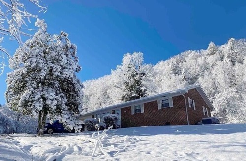 Sevierville Cottage | Peaceful, Private Mountain Cottage 13miles from Gatlinburg & Pigeon Forge.