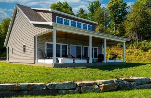 Redwood House | Peaceful Private Waterfront Home
