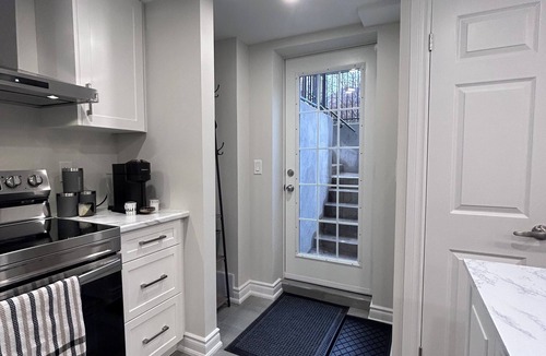 West Oak Trails Apartment | Peaceful & quiet 2 bedroom apartment in the quaint residential Town of Oakville.