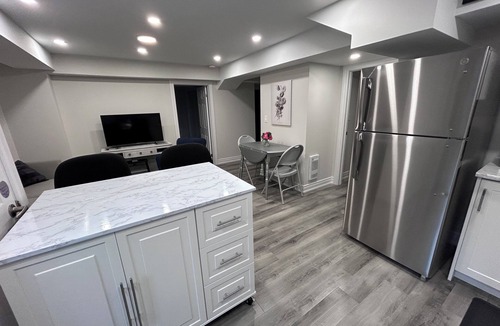 West Oak Trails Apartment | Peaceful & quiet 2 bedroom apartment in the quaint residential Town of Oakville.