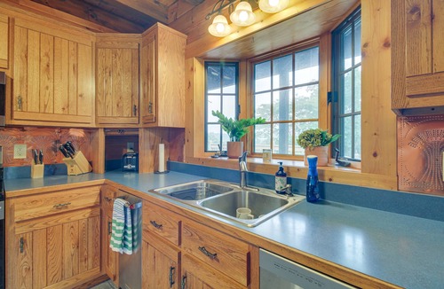 Spottswood Cottage | Peaceful Raphine Cottage w/Deck & Fireplace!