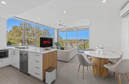 Greenslopes Apartment | Peaceful Residence with Parking