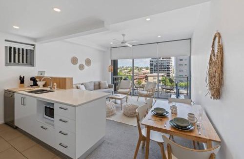 Greenslopes Apartment | Peaceful Residence with Parking