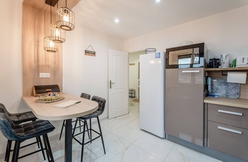 Carcassonne House | Peaceful Retreat 2 Minutes from Carcassonne Medieval City with Private Pool, Jacuzzi, WiFi, AC