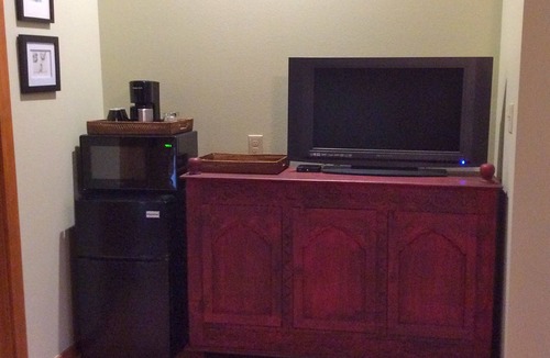 Aqua Monte Apartment | Peaceful retreat near Lake Austin and Lake Travis. Fifteen minutes to downtown.