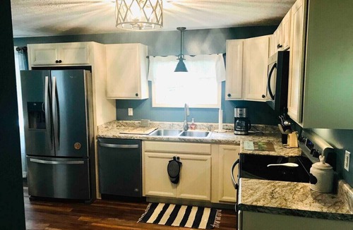 Mill Run House | Peaceful Retreat near Ohiopyle and Fallingwater HOT TUB