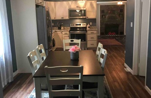 Mill Run House | Peaceful Retreat near Ohiopyle and Fallingwater HOT TUB
