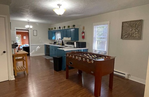 Edinburg House | Peaceful Retreat on Creekside